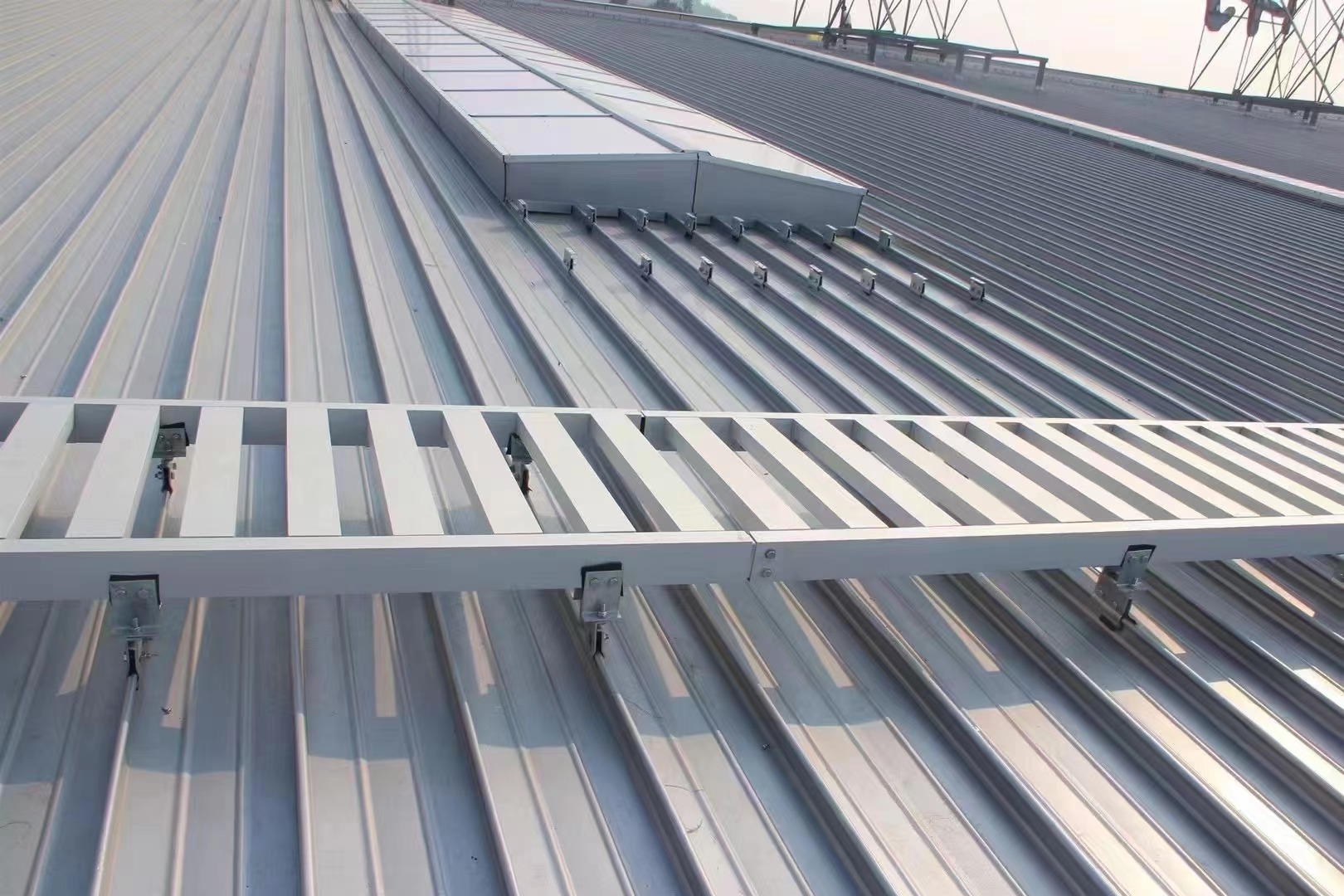 铝镁锰屋面板铺设完成后可以随意行走吗？